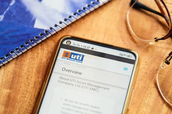 Kolkata, Batı Bengal, Hindistan, 13 Eylül 2020: UTI AMC IPO Geçmişi. UTI Mutual Fund 'un web sitesi akıllı telefondan açıldı. Tablo üstü kapatma resmi.