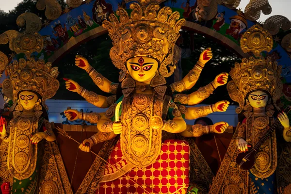 Kolkata 'daki renkli ışıkta vurulan puja pandalında tanrıça Durga idolü. En büyük geleneksel Hinduizm dini festivali dünya çapında kutlandı. Hint şenlik sezonu selamlar ve dilekler.