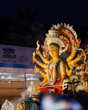 Kolkata, Batı Bengal, Hindistan, Ekim 2019: Durga Puja veya Durgotsav 'ı kutlayan kadın veya erkek. Hinduizm 'in en büyük dini festivali. Puja Karnavalı sokak gösterisi.