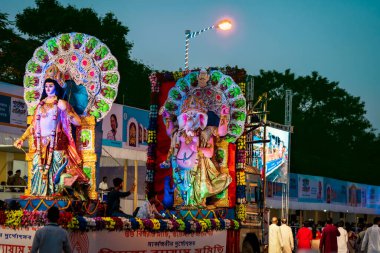 Kolkata, Batı Bengal, Hindistan, Ekim 2019: Lord Ganesha ve Kartika idol geçmişi. İnsanlar Ganesh Chaturthi, Kartik Purnima 'yı kutluyor. Hint Hindu dini puja festivali.