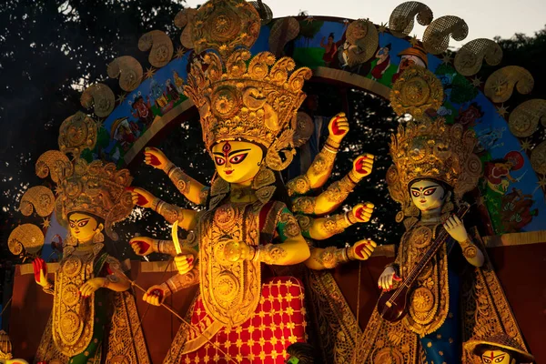 Batı Bengal, Hindistan, Ekim 2019: İnsanlar Durga Puja 'yı kutluyor. Tanrıça Durga putu bijaya dashami gününde dalmaya gidiyor. Hint şenlik sezonu neşeli kutlamalar.