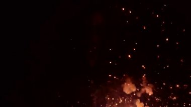 Gece aralıksız havai fişek gösterisi