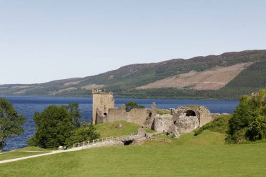 Loch Ness üzerinde Urquhart Kalesi - Strone, Inverness, Highlands, İskoçya, İngiltere