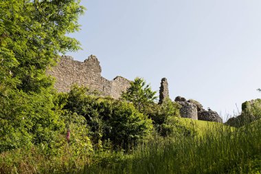Loch Ness üzerinde Urquhart Kalesi - Strone, Inverness, Highlands, İskoçya, İngiltere