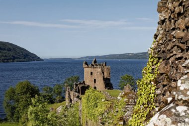 Loch Ness üzerinde Urquhart Kalesi - Strone, Inverness, Highlands, İskoçya, İngiltere