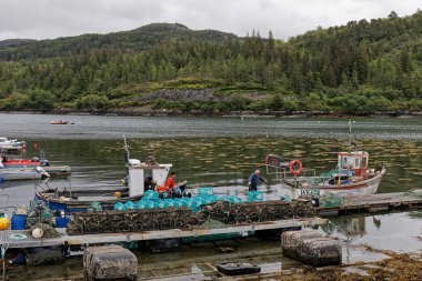 01 Jul 2019 - Plockton, İskoçya (Wester Ross, Highlands), İngiltere - Balıkçılar tekne hazırlanıyor