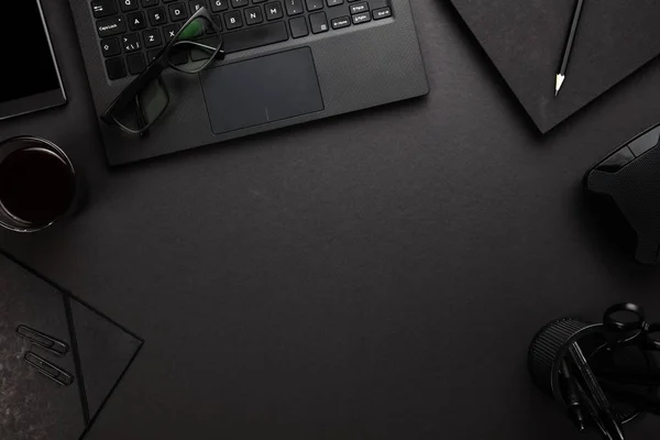 灰色机で事務用品のラップトップ上の眼鏡 — ストック写真