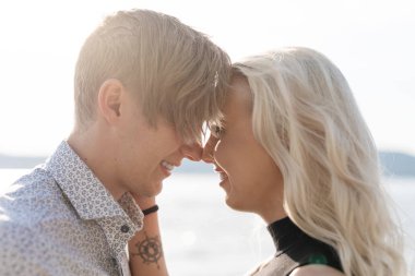 Flört kaç yaz, sahilde romantik kucaklama içinde