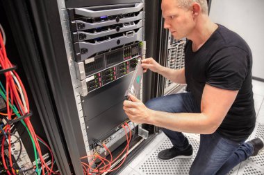 Bu sunucu, Datacenter ile çalışan mühendis