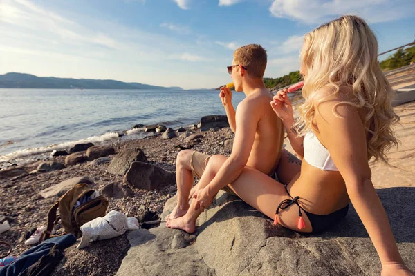 Çift sunny Beach soğuk dondurma tadını çıkarın.