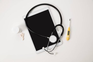Termometre ve Tabl haplarla stetoskop ile dijital Tablet