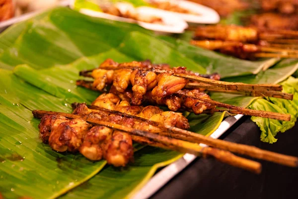 Tavuk Satay muz yaprakları semt pazarı, servis