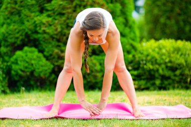 Hamile kadının bacaklarını ayır Park ile İleri Bend yapması