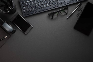 Bilgisayar klavye üzerinde gri resepsiyon ile ofis, banka donatımı