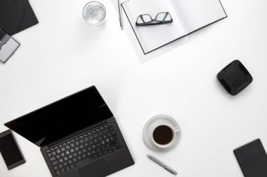 Aygıtlar ve beyaz masa üzerinde ofis, banka donatımı