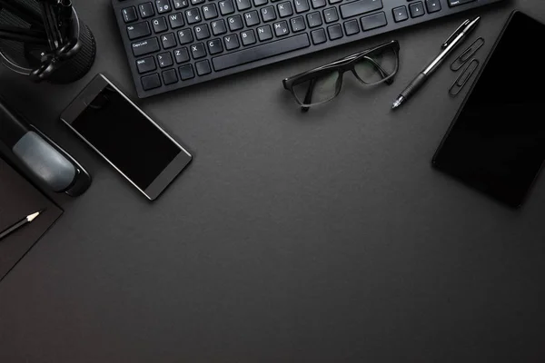 Kontorsmaterial med datorns tangentbord på grå skrivbord — Stockfoto