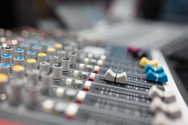 Radyo yayın ve müzik kayıt studio ses karıştırıcı — Stok fotoğraf