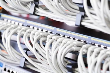 Gigabit ağ anahtarı ve veri merkezlerinde mükemmel hizalanmış patch kablolar