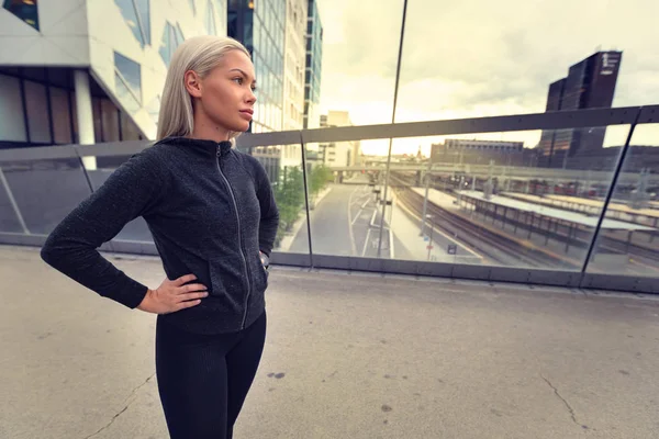 Gün batımında çalışmadan sonra kalçalarına ile istirahat kadın Jogger eller