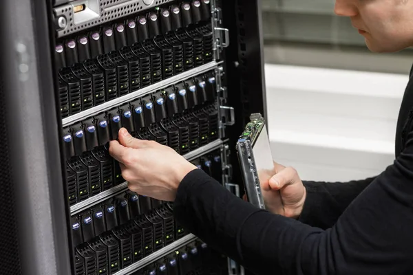Close-up of a Male IT Technician Analyzing SAN in Datacenter — Stock Photo, Image