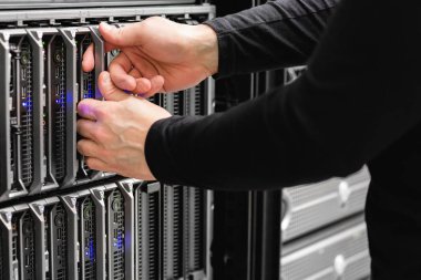 Erkek mühendis San adlı Datacenter Server'da bıçak değiştirme