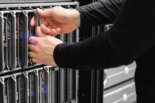 Manliga det ingenjör ersätter bladservern i San på Datacenter — Stockfoto