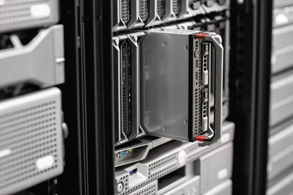 Крупный план полки для серверов Blade Server в Enterprise Datacenter — стоковое фото