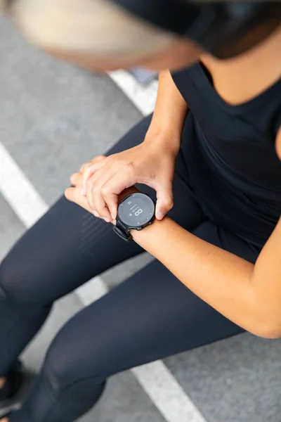 Close-up dari wanita menggunakan fitness smart watch device sebelum berjalan — Stok Foto