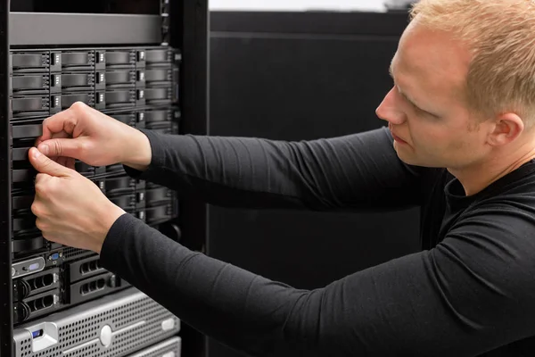 Consultor técnico masculino ajustando discos rígidos em SAN no Datace — Fotografia de Stock