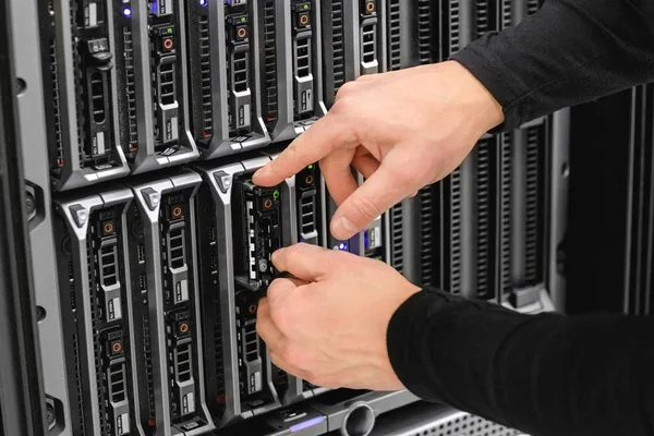 Male Technical Consultant Installing Blade Server In SAN At Data — Stock Photo, Image