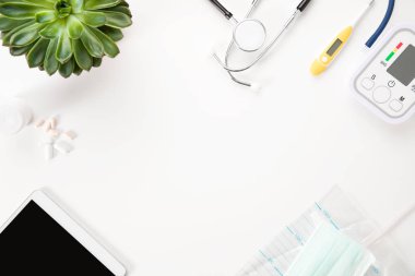 Dijital Tablet ve bitki beyaz tablo ile tıp aletleri