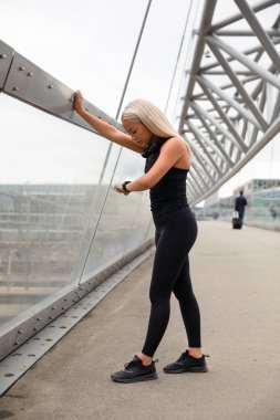 Kadın kalp hızı Köprüsü'nde çalışmadan sonra Smartwatch kullanarak denetleme