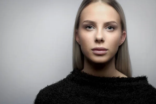 Retrato de una joven rubia con chaqueta de furia —  Fotos de Stock