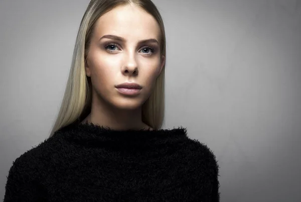 Närbild porträtt av en casual blond kvinna i raseri topp — Stockfoto