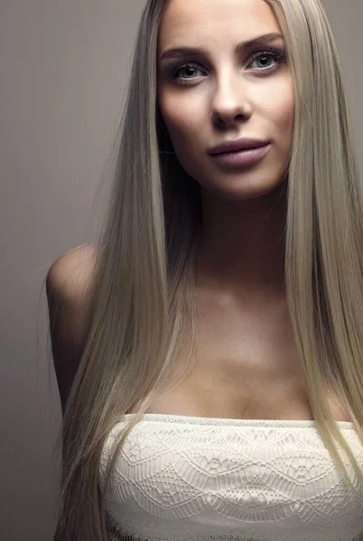 Retrato de uma bela jovem mulher com cabelo loiro — Fotografia de Stock