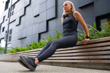 Kadının Triceps Dips açık Modern şehir içinde yapması uygun