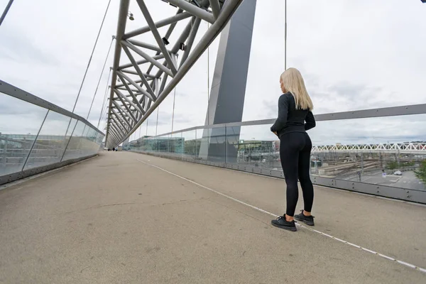 Fitness žena běžec spočívá před spuštěním intervalů cvičení na mostě — Stock fotografie