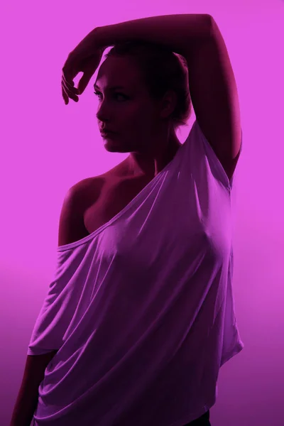 Studio porträtt av underbara kvinna poserar i rosa ljus — Stockfoto