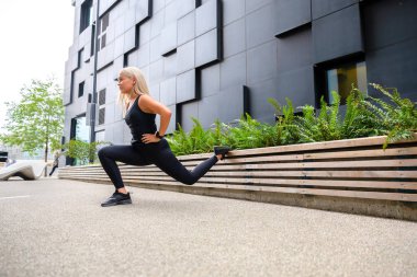 Lunges egzersiz uyluk ve kentin açık popo için performans erkek