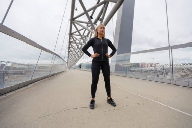 Güzel ve kendinden emin ellerde kalça egzersiz kıyafeti ile sarışın kadın