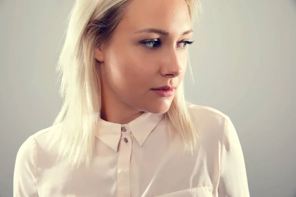 Pensive belle mannequin blonde féminine en chemise regardant loin de la caméra — Photo