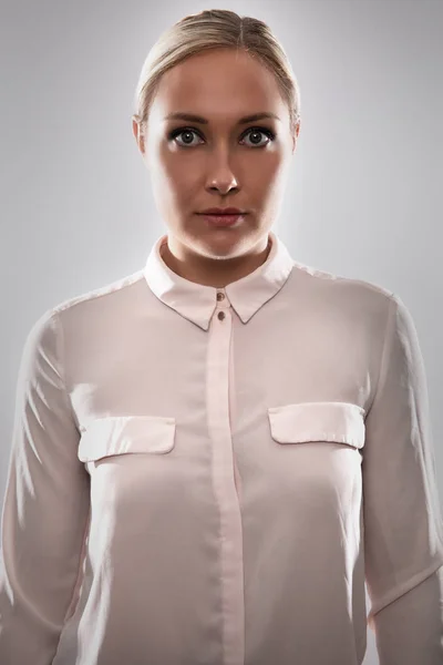 Prachtige vrouwelijke blonde model in roze shirt op zoek naar camera — Stockfoto