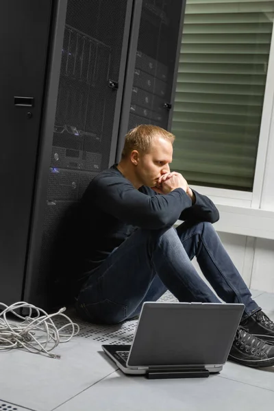 Consultor de TI adulto médio exausto contra servidores no Datacenter — Fotografia de Stock