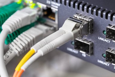 Yakın çekim yüksek hızlı fiber ağ anahtarı ve kabloları veri merkezlerinde