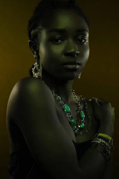 茶色の背景に、宝石を着て黒の美しい女性 — ストック写真