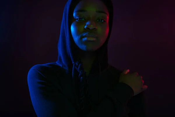 Retrato colorido de una mujer guay de piel oscura con capucha — Foto de Stock