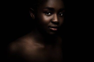 Doğal koyu portre siyah Bankamatik üzerinde güzel Afrikalı kadının