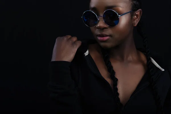 Sebevědomá africká žena s tmavou pletí nosí kulaté sluneční brýle — Stock fotografie