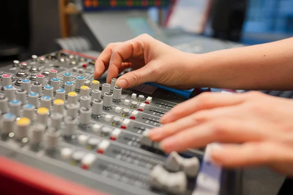 Anfitriã de rádio feminina usando misturador de música no estúdio — Fotografia de Stock