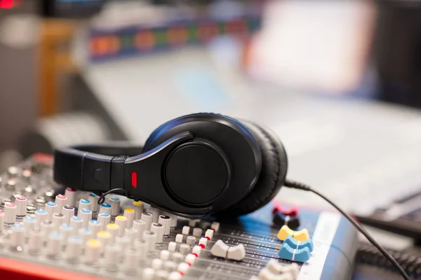 Auscultadores no misturador de som no estúdio de rádio profissional — Fotografia de Stock